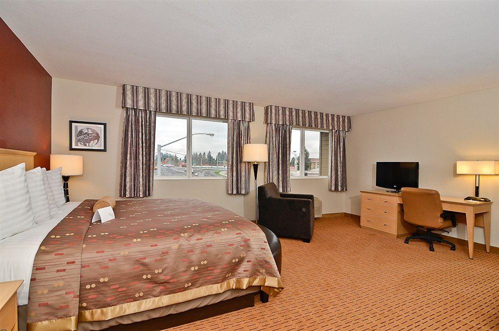 Clackamas Inn & Suites