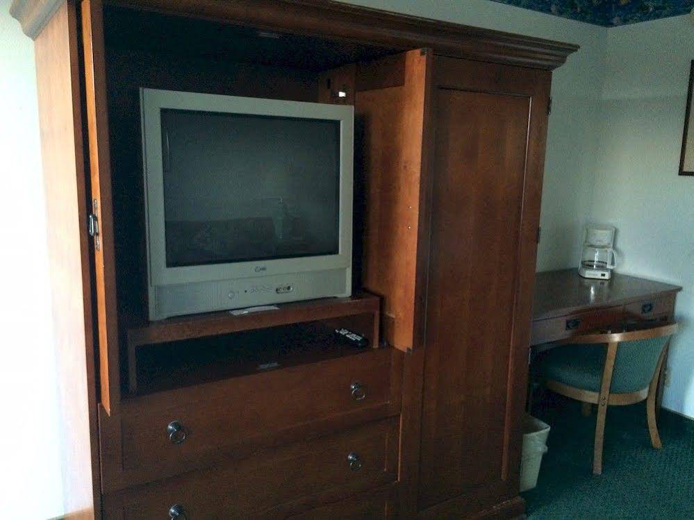 Captain John's Motel