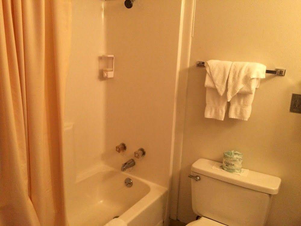 Captain John's Motel