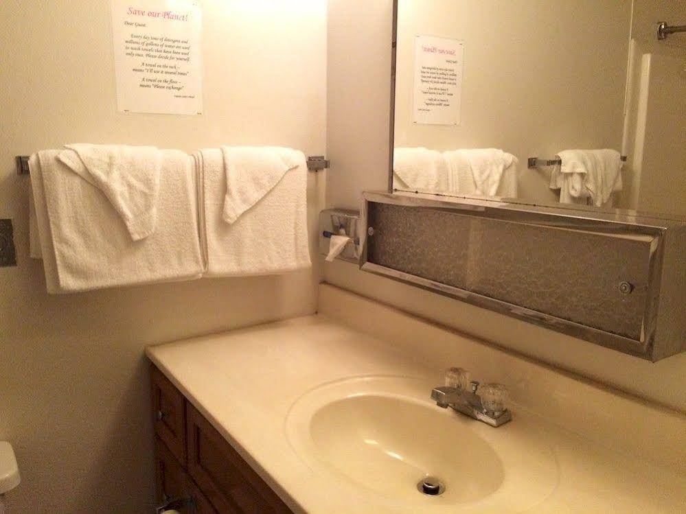 Captain John's Motel