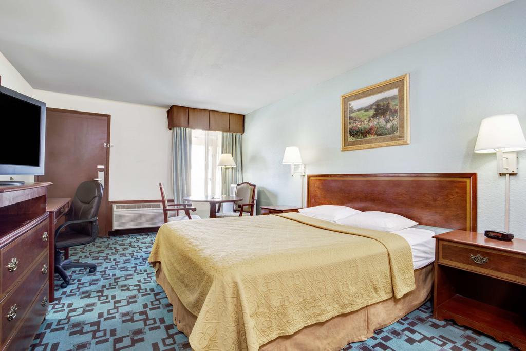 Super 8 by Wyndham Creswell / South Eugene