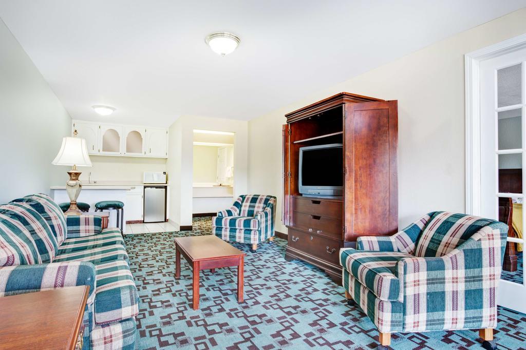 Super 8 by Wyndham Creswell / South Eugene