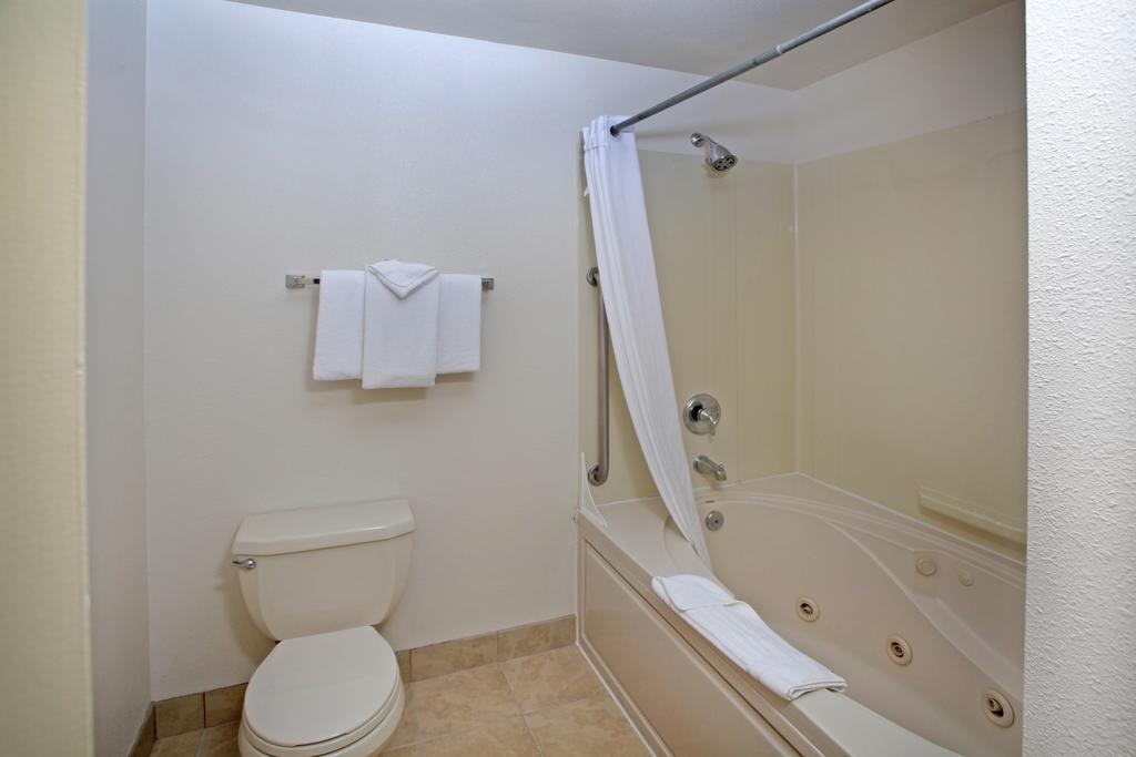 Clarion Inn Surfrider Resort