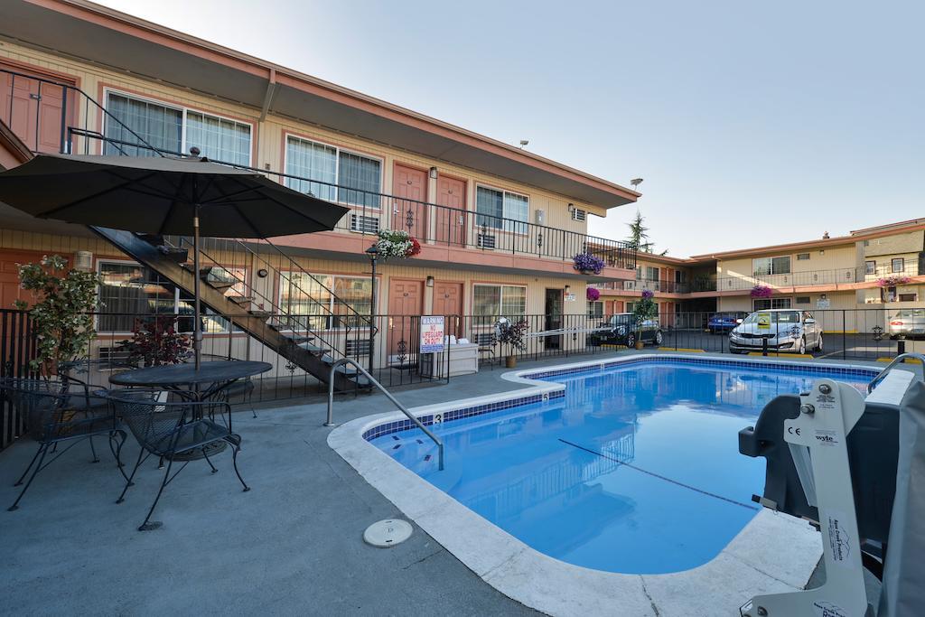 University Inn & Suites