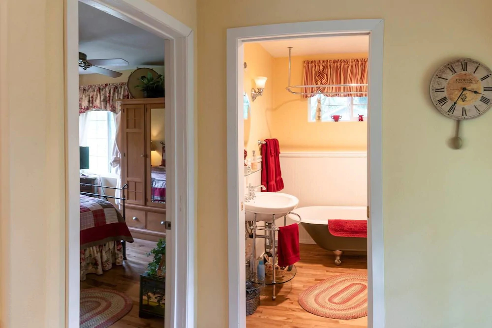 Romantic Rogue River Cottage