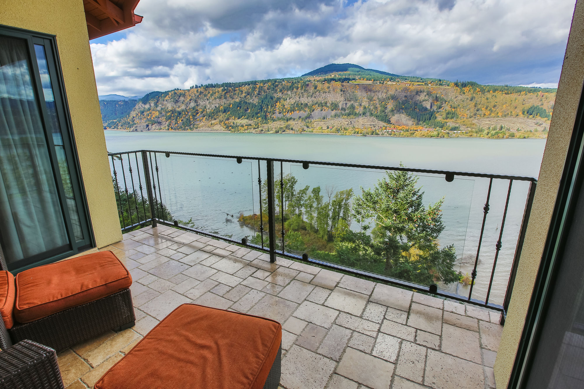 Columbia Cliff Villas Hood River