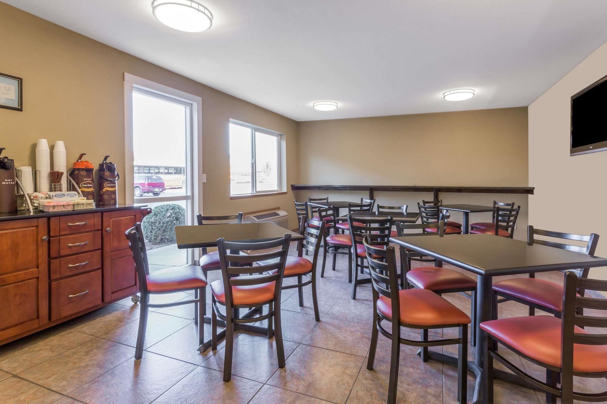 Super 8 by Wyndham LaGrande