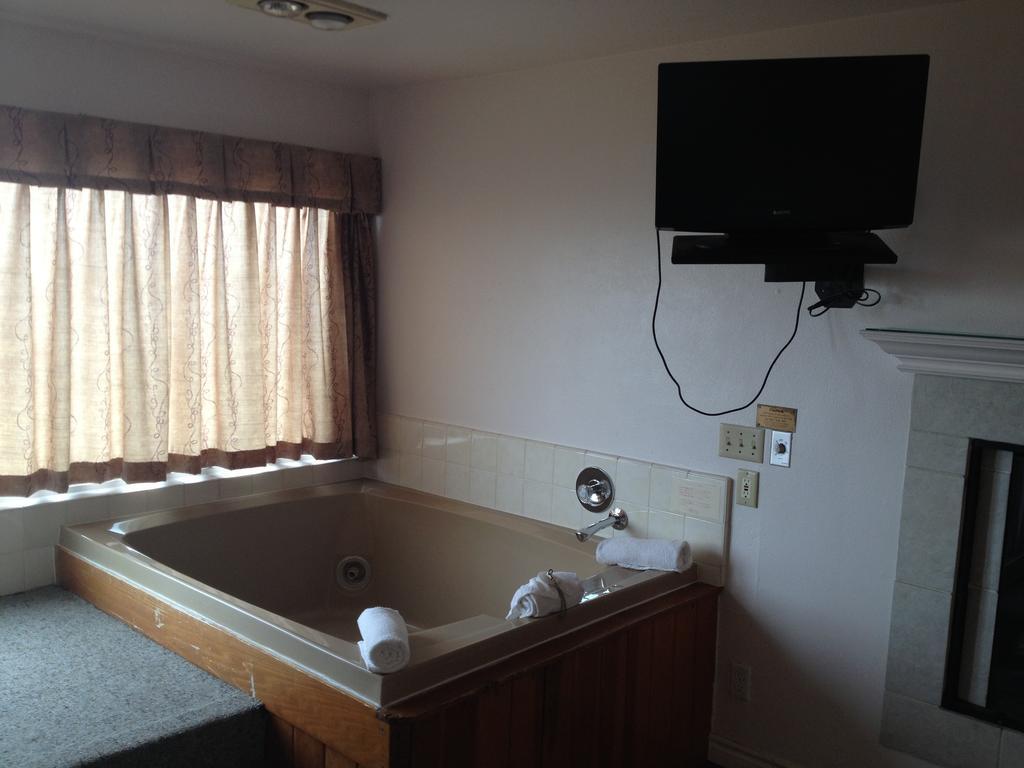 Cozy Cove Beachfront Resort Inn