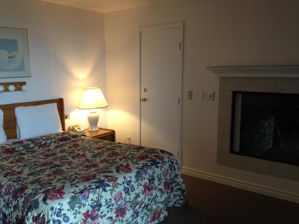 Cozy Cove Beachfront Resort Inn