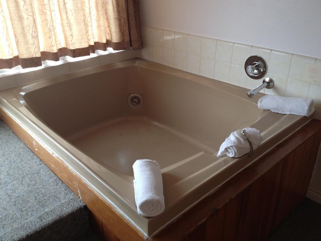 Cozy Cove Beachfront Resort Inn