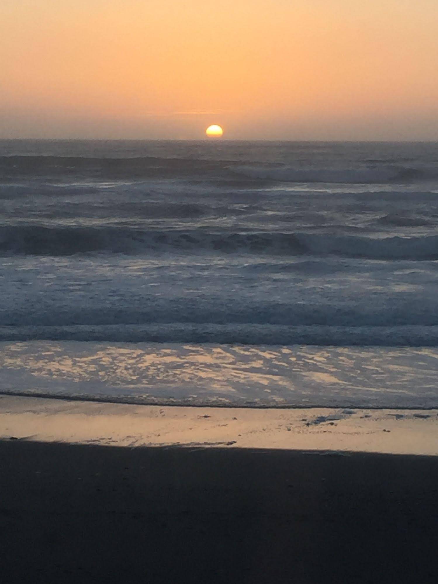 Sandcastle Beachfront Motel