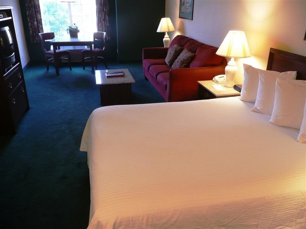 The Ashley Inn & Suites