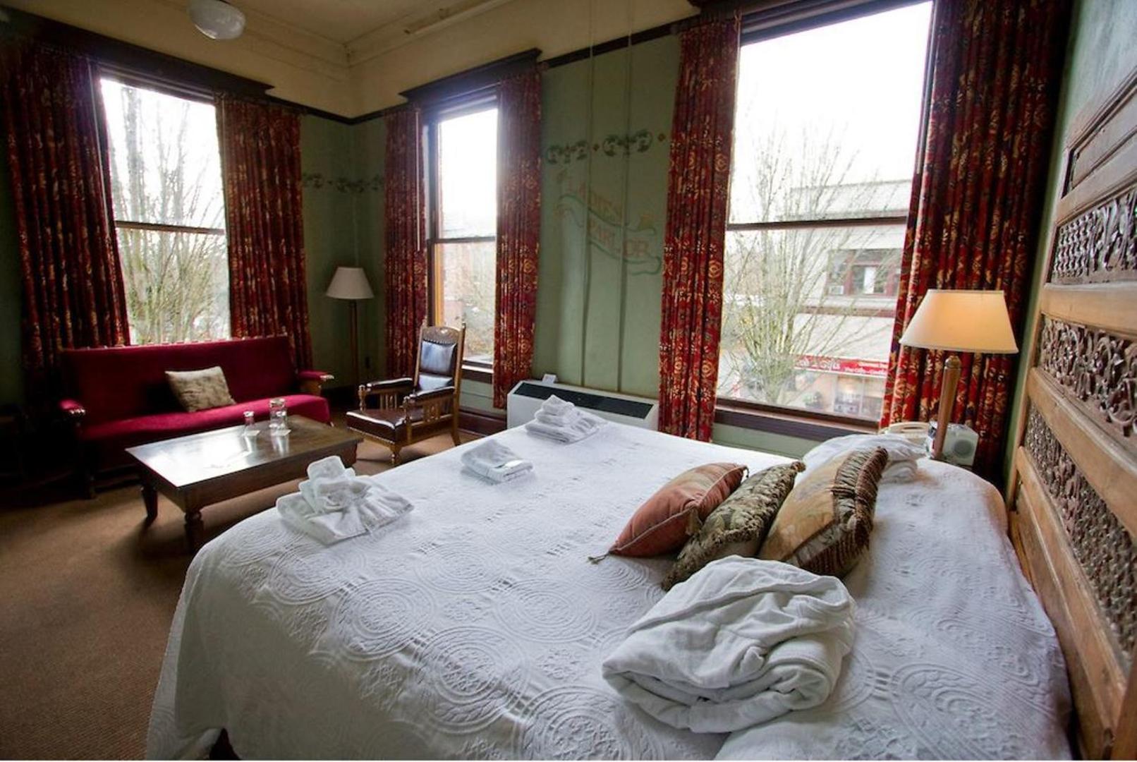 McMenamins Hotel Oregon