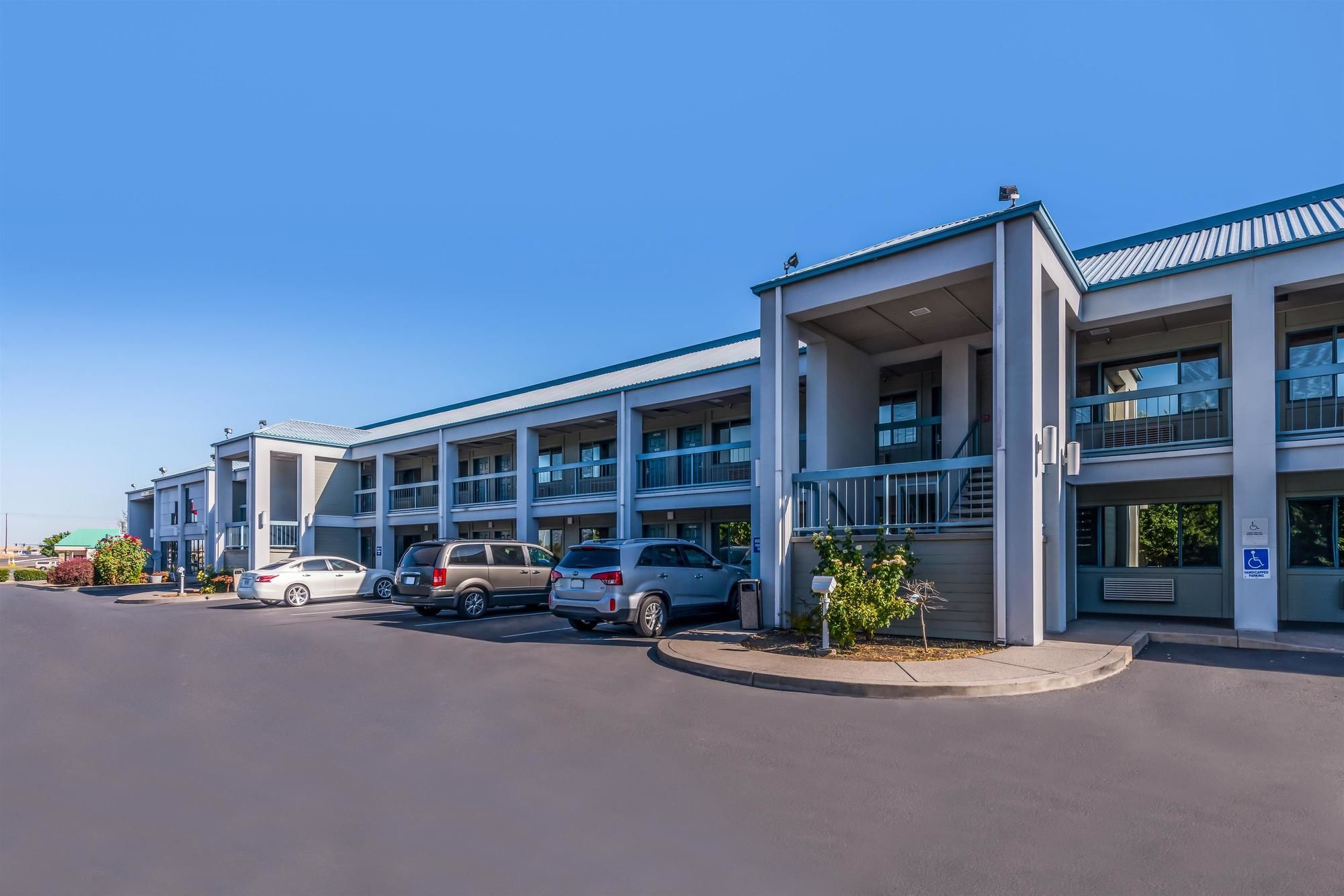 Americas Best Value Inn Phoenix-Ashland