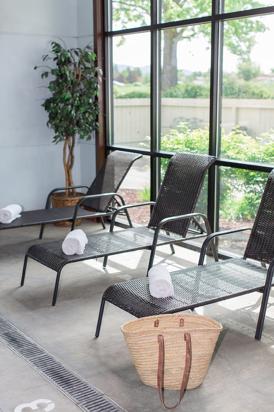 Rogue Regency Inn & Suites