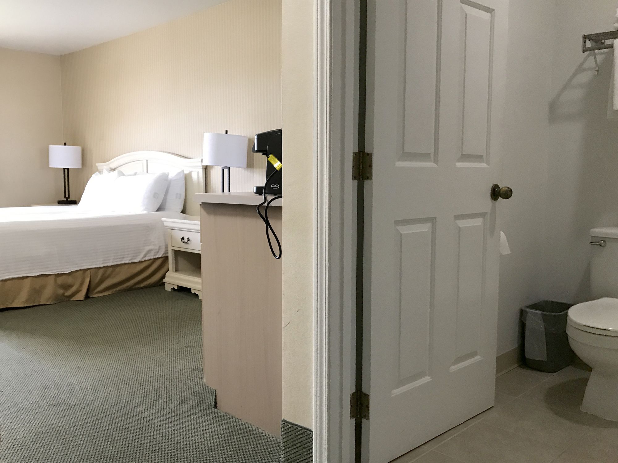 Rogue Regency Inn & Suites