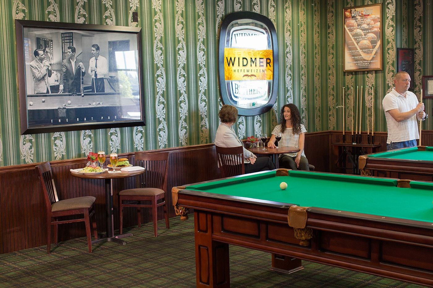 Rogue Regency Inn & Suites