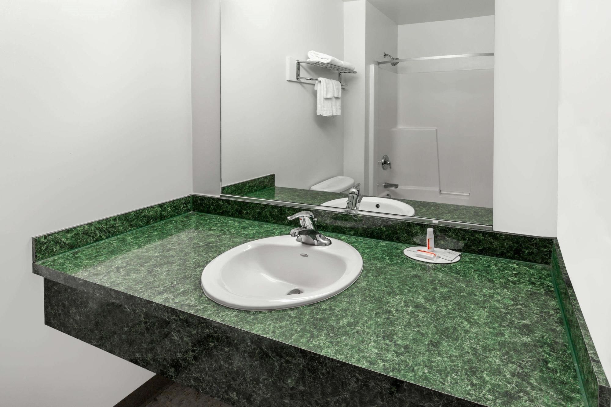 Super 8 by Wyndham Central Pt Medford