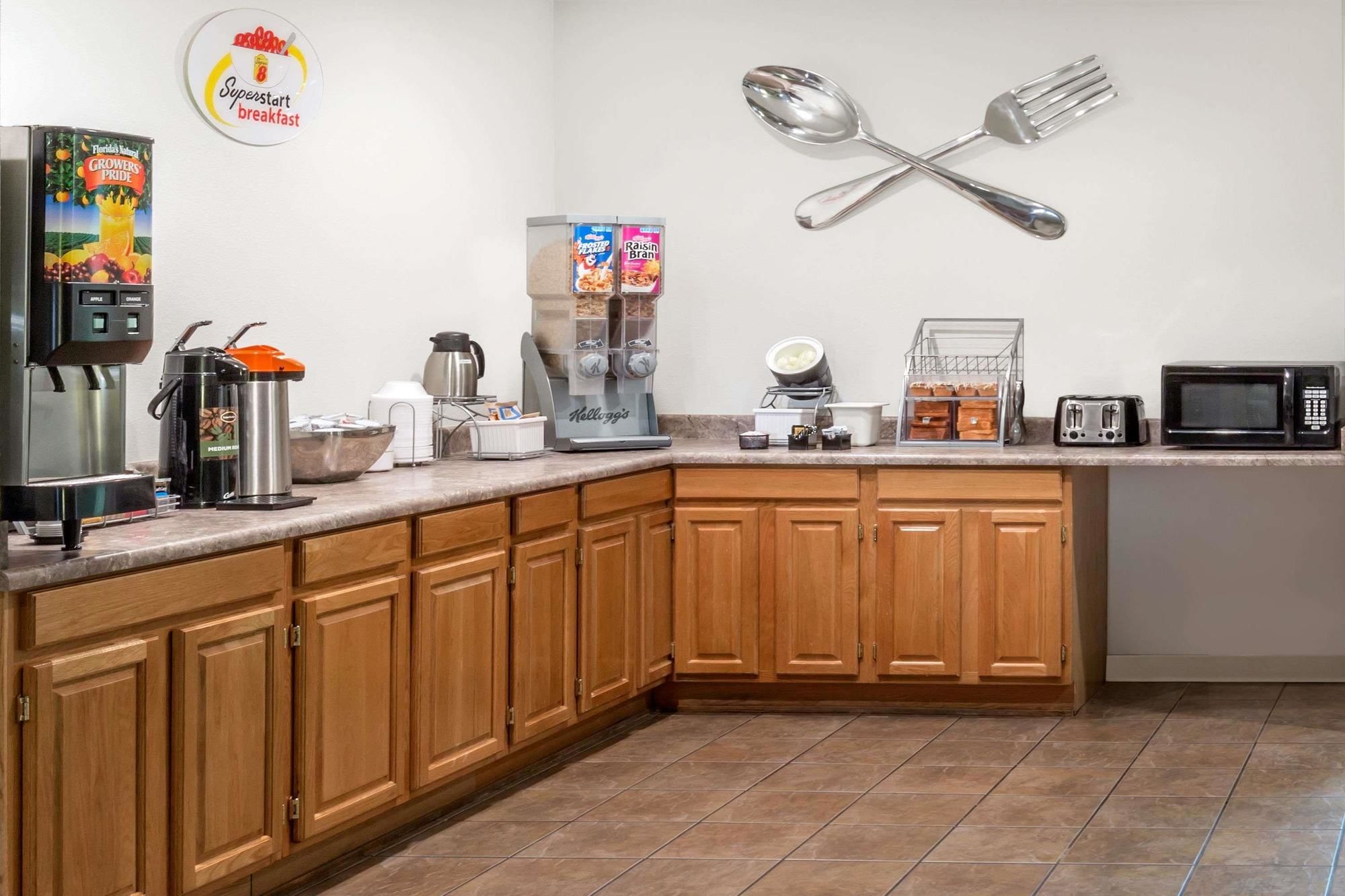 Super 8 by Wyndham Central Pt Medford