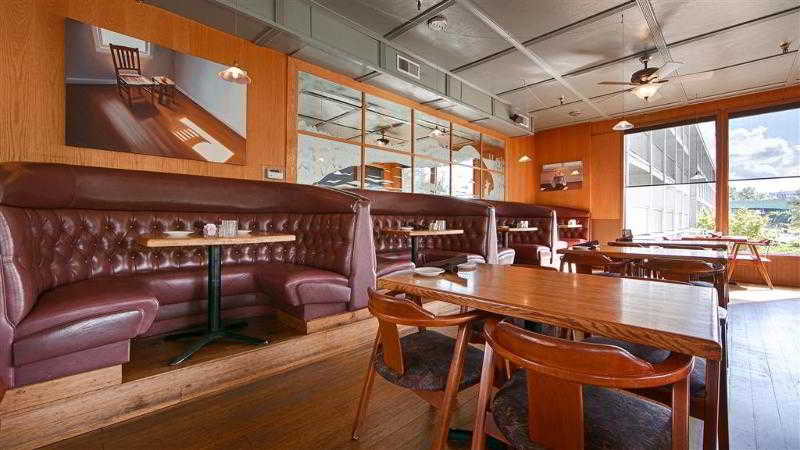 Best Western Plus Rivershore Hotel