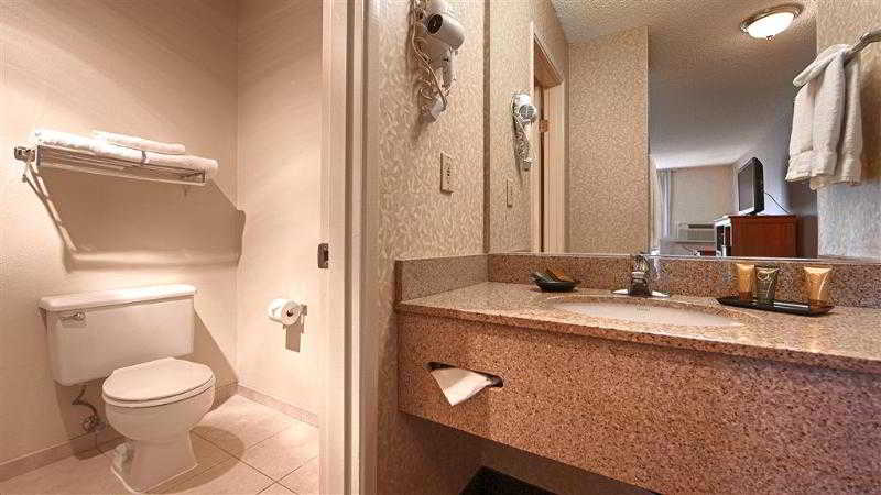 Best Western Plus Rivershore Hotel