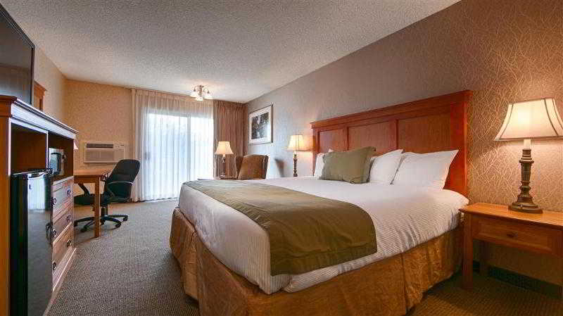 Best Western Plus Rivershore Hotel