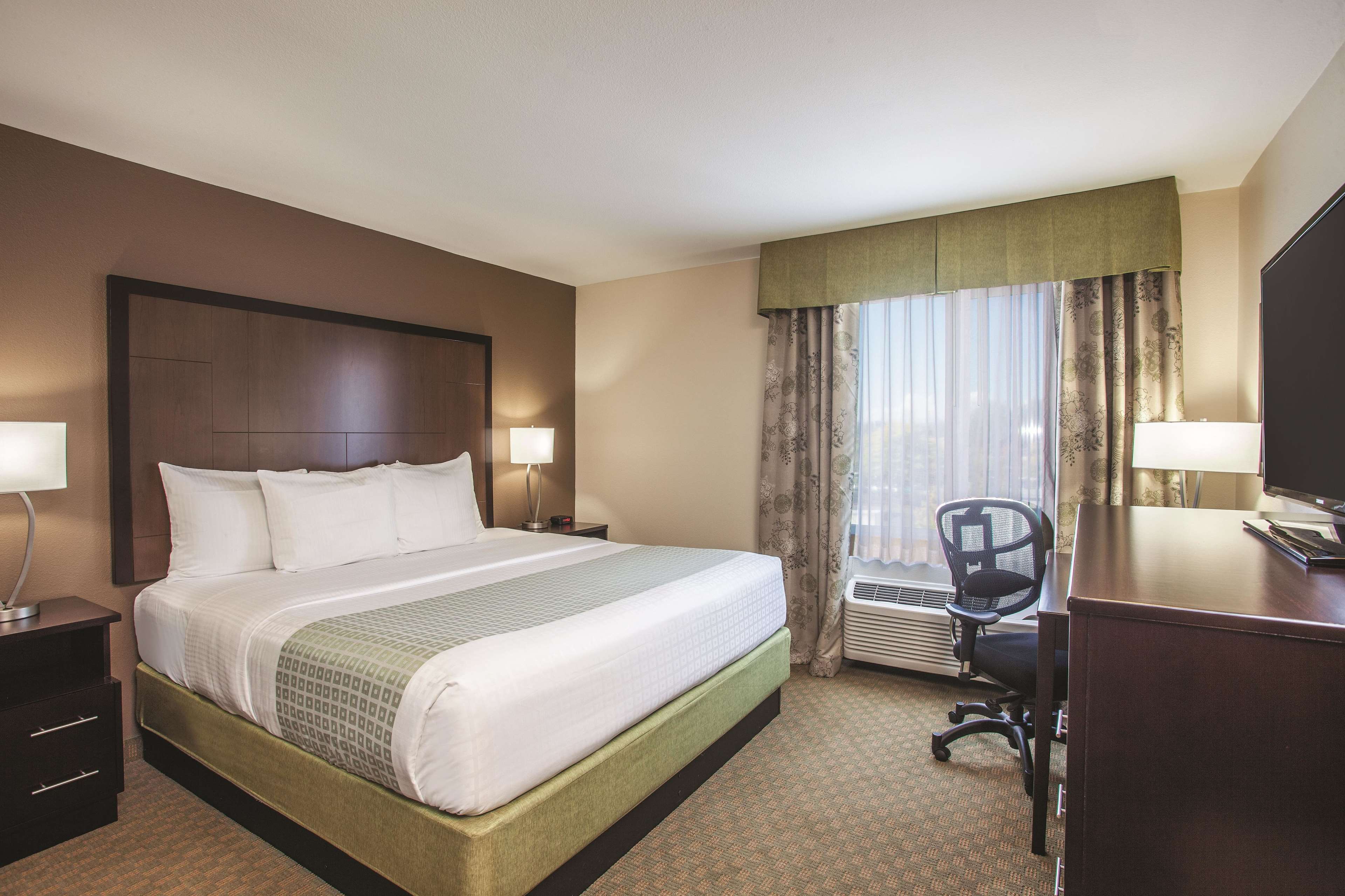 La Quinta Inn & Suites by Wyndham Portland Airport
