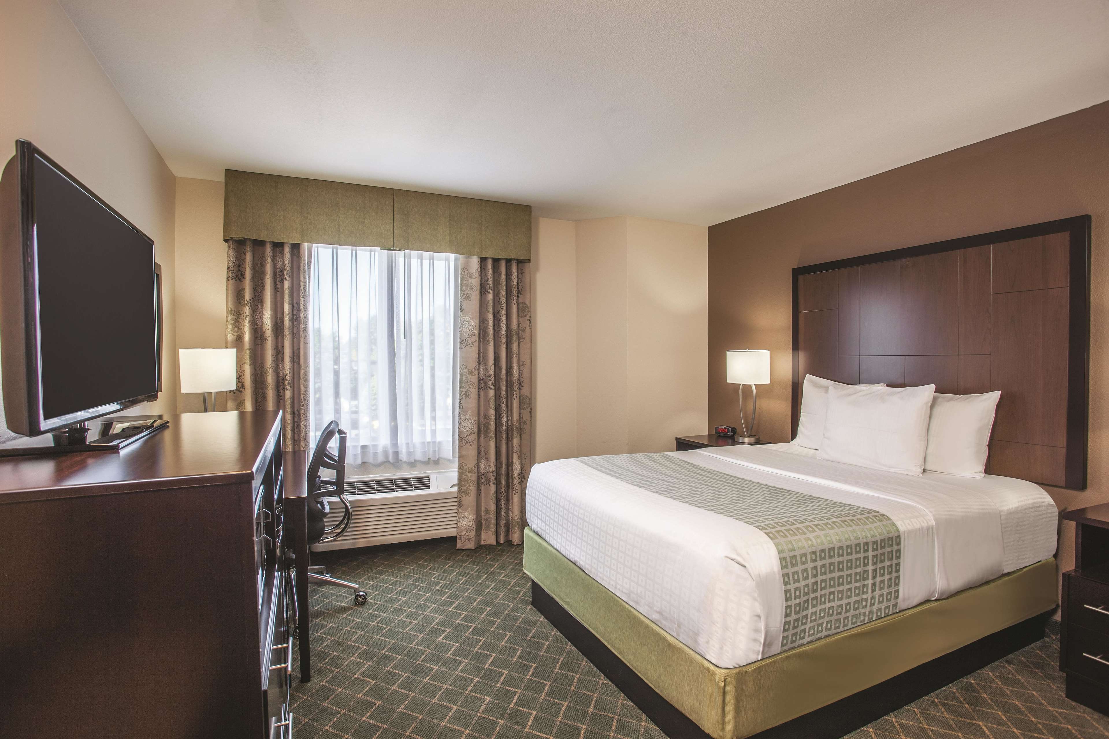 La Quinta Inn & Suites by Wyndham Portland Airport