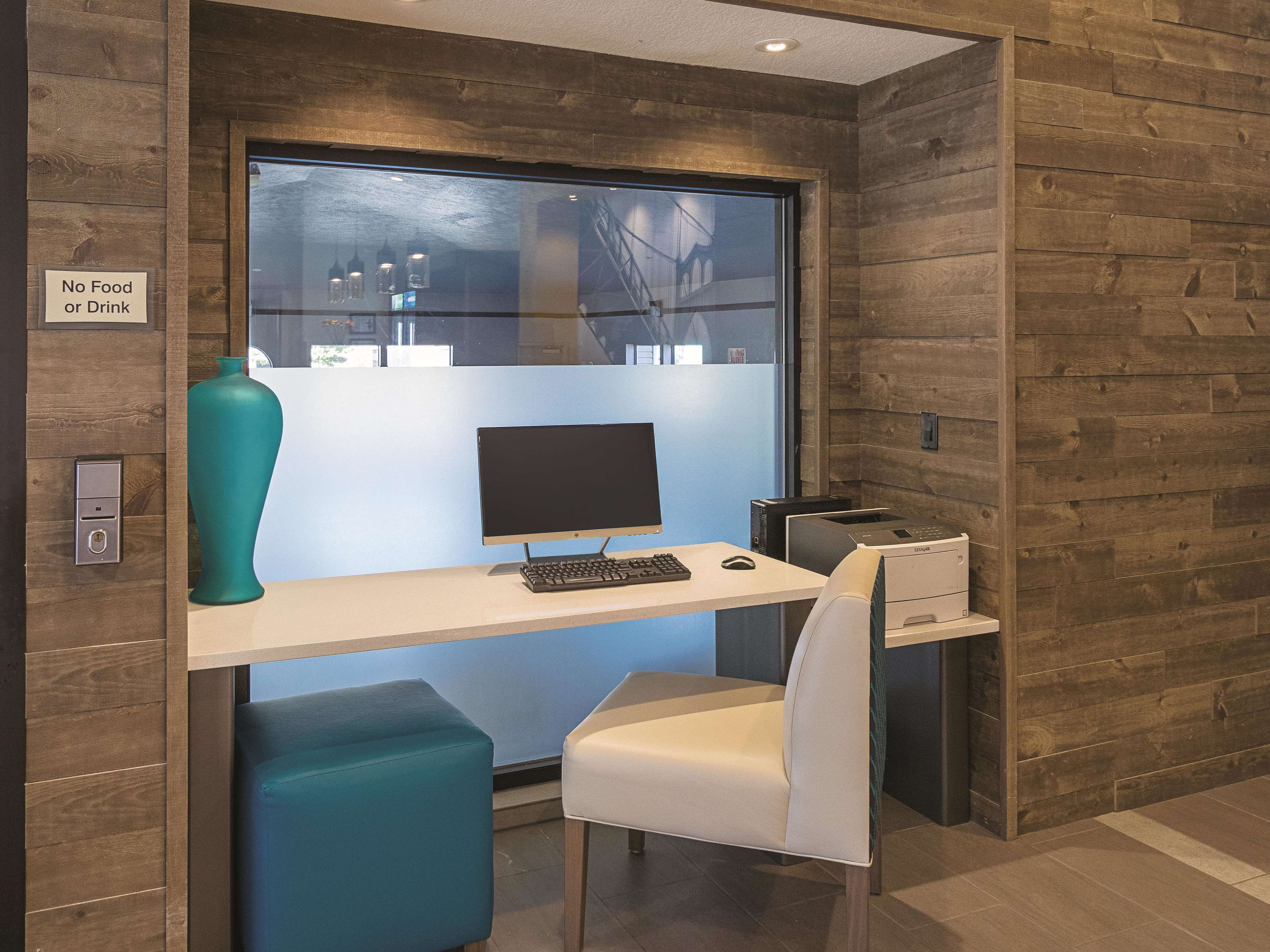 La Quinta Inn & Suites by Wyndham Portland NW