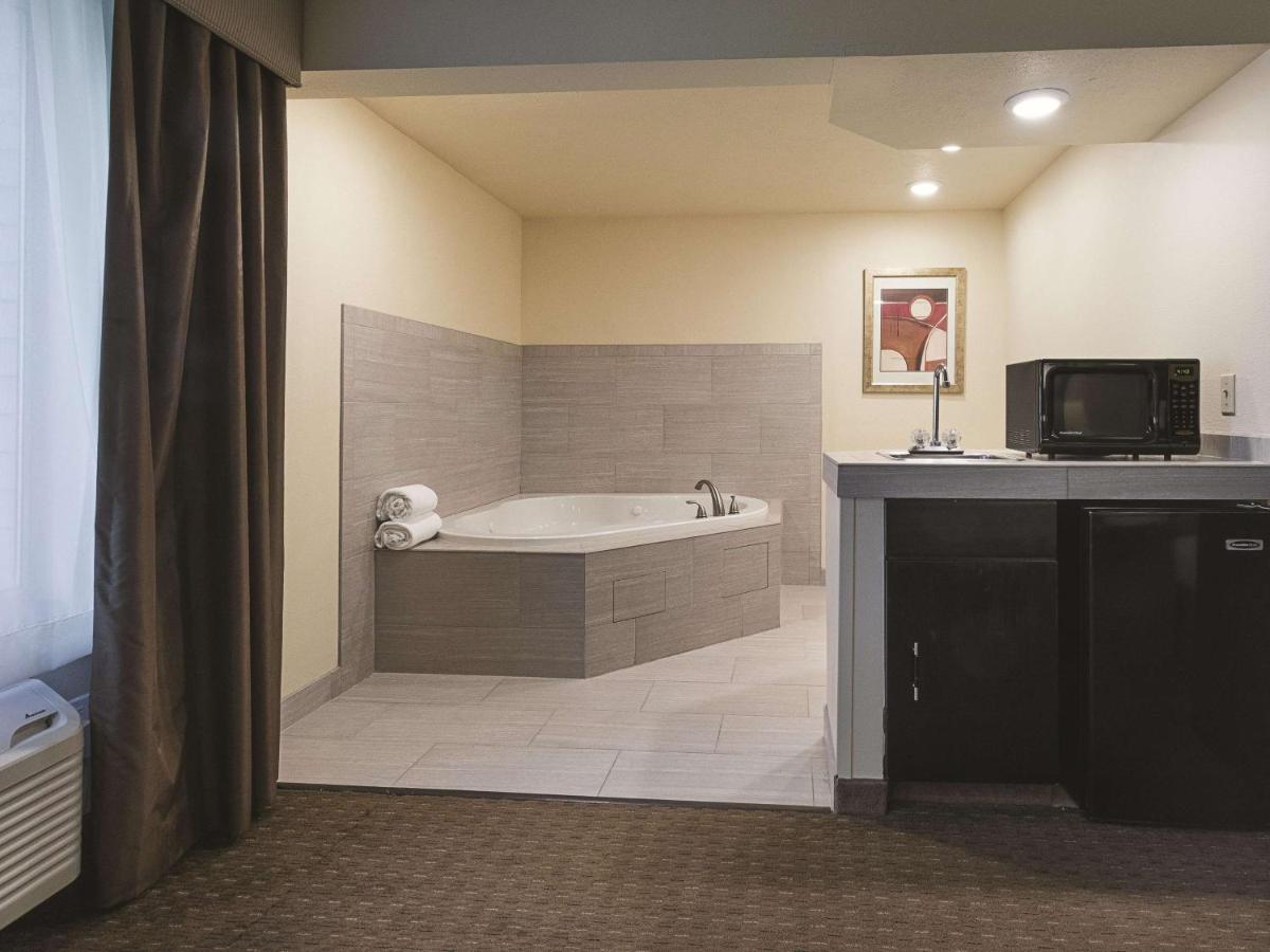 La Quinta Inn & Suites by Wyndham Portland NW
