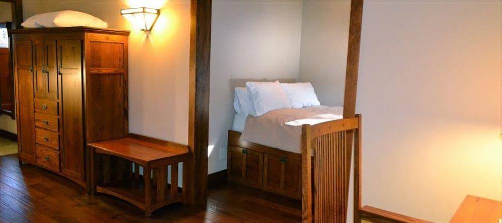 FivePine Lodge & Cabins