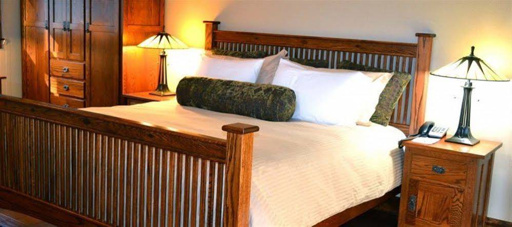 FivePine Lodge & Cabins