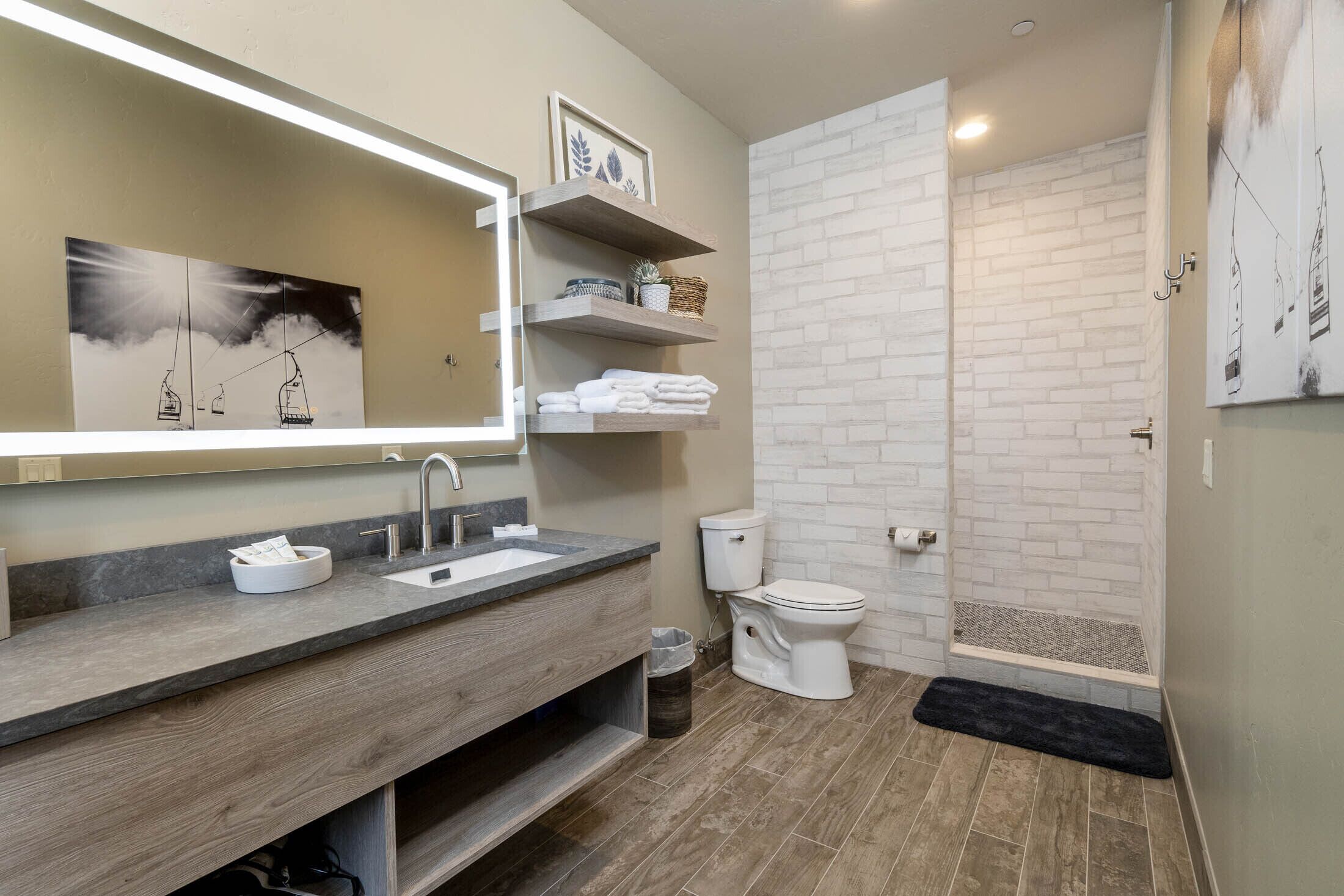 Ski Inn Taphouse Hotel