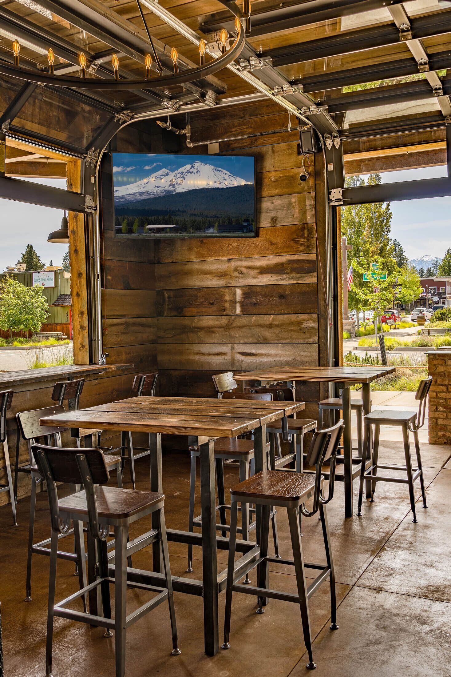 Ski Inn Taphouse Hotel