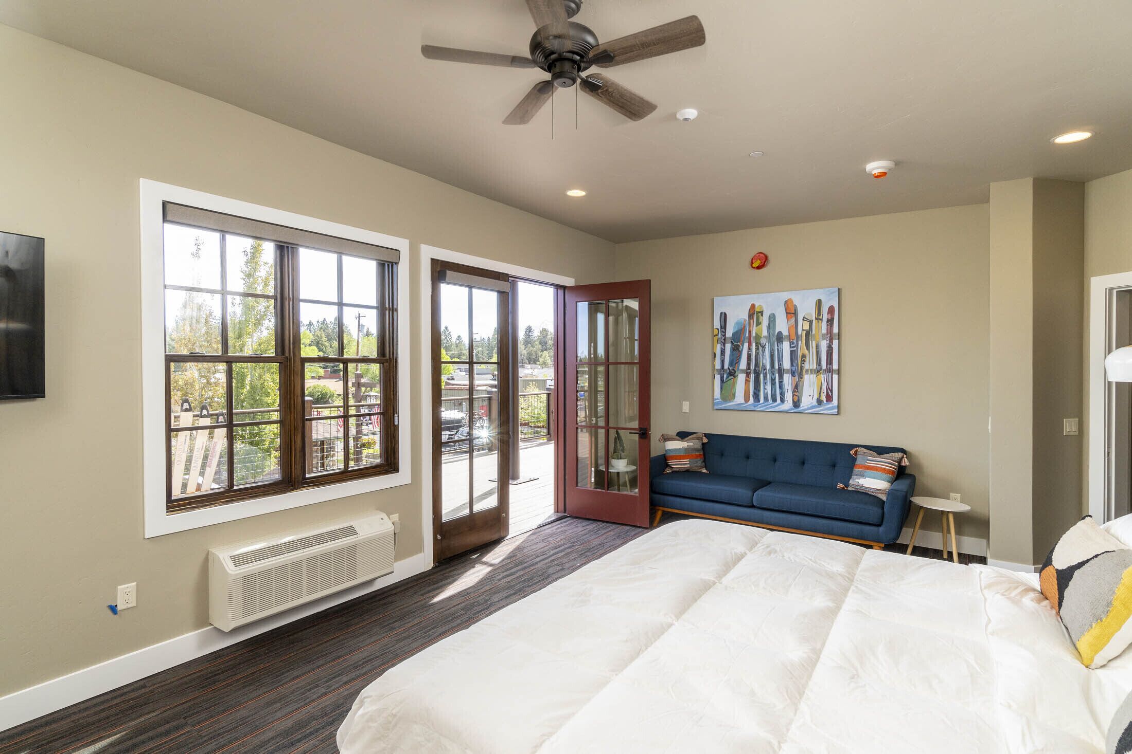 Ski Inn Taphouse Hotel