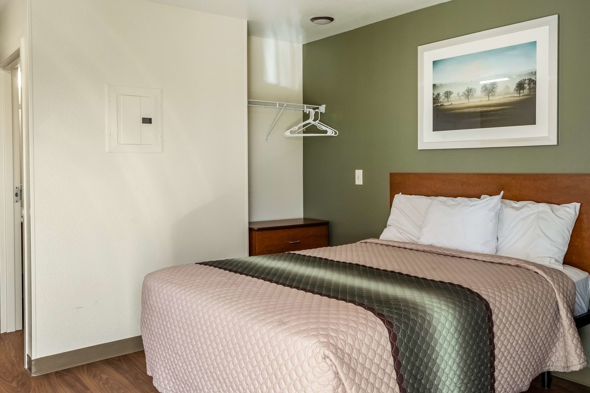 HomeTowne Studios Eugene - Springfield