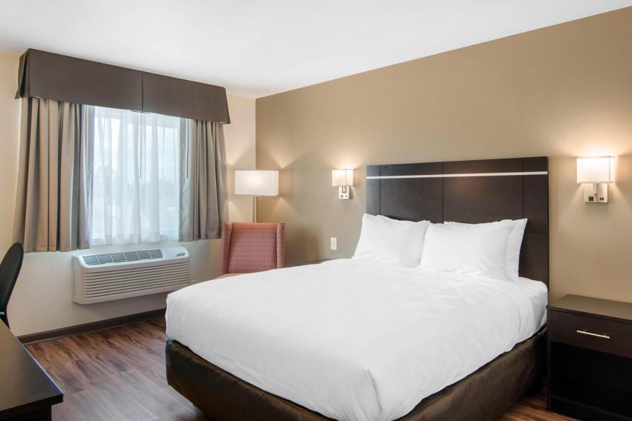 Econo Lodge Inn & Suites