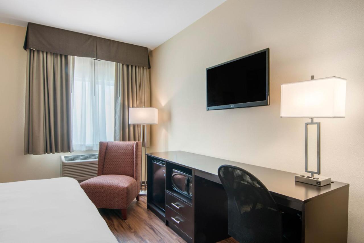 Econo Lodge Inn & Suites