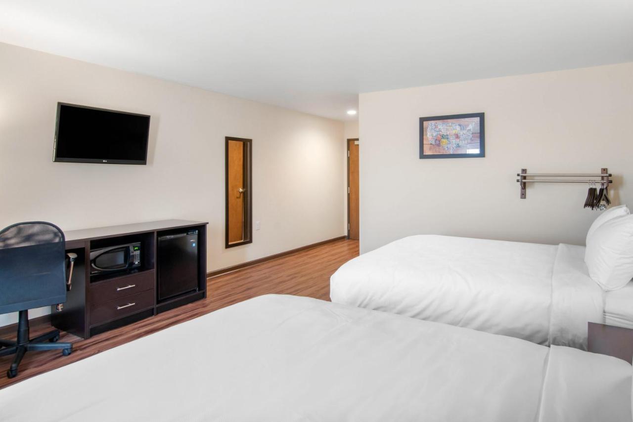Econo Lodge Inn & Suites