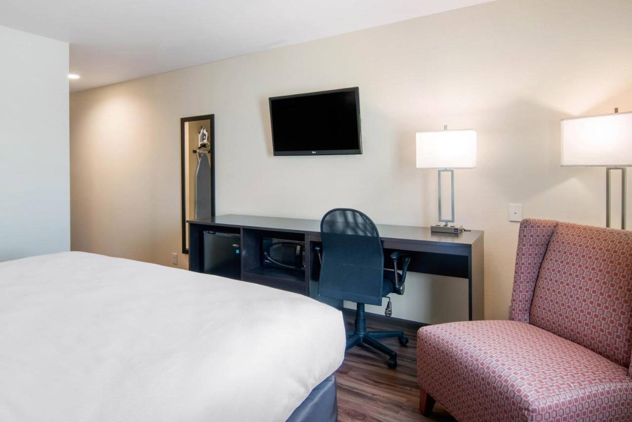 Econo Lodge Inn & Suites