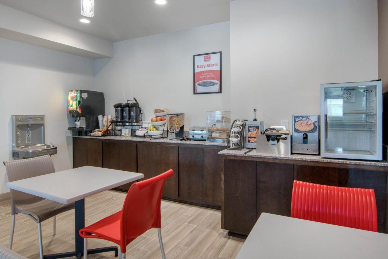 Econo Lodge Inn & Suites