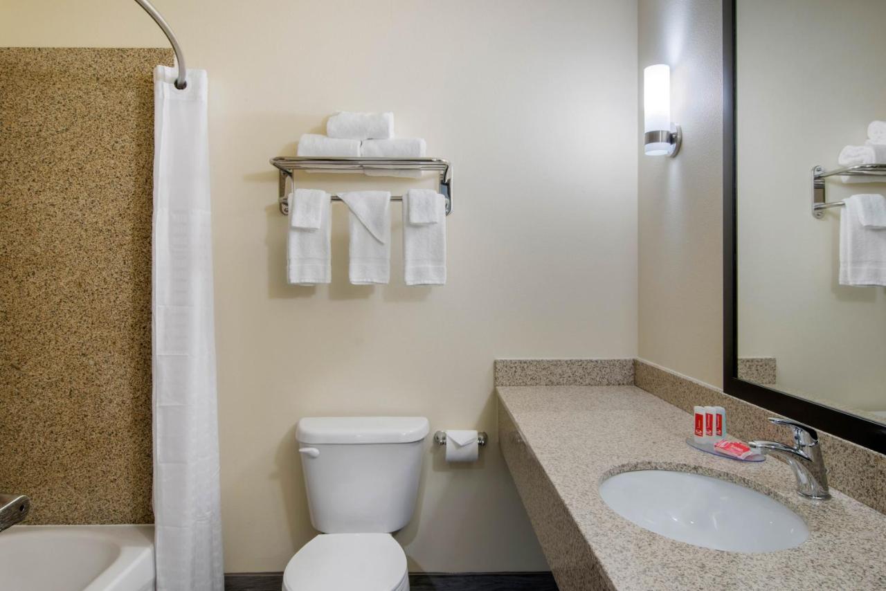 Econo Lodge Inn & Suites