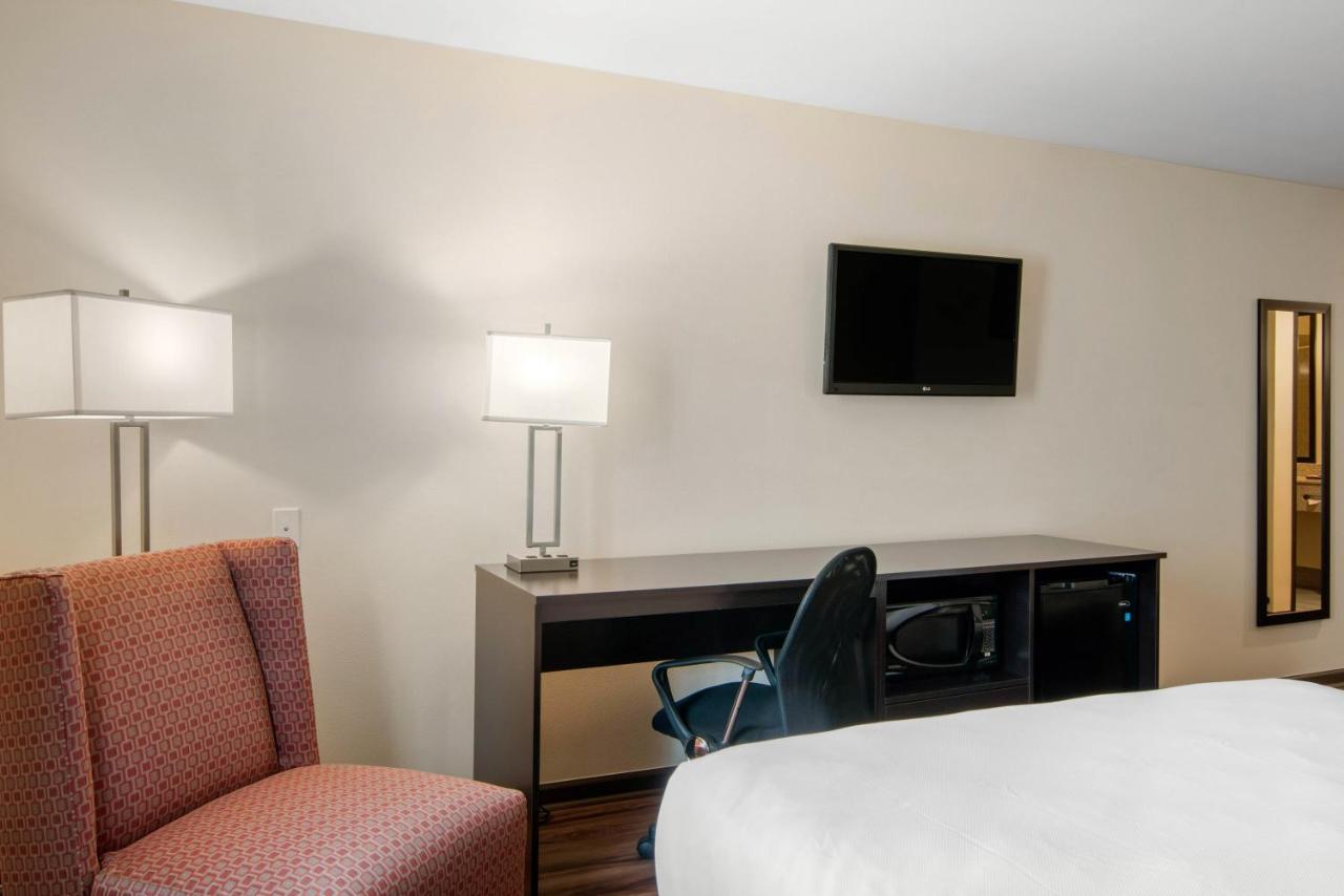 Econo Lodge Inn & Suites