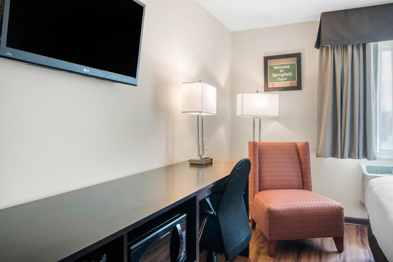 Econo Lodge Inn & Suites