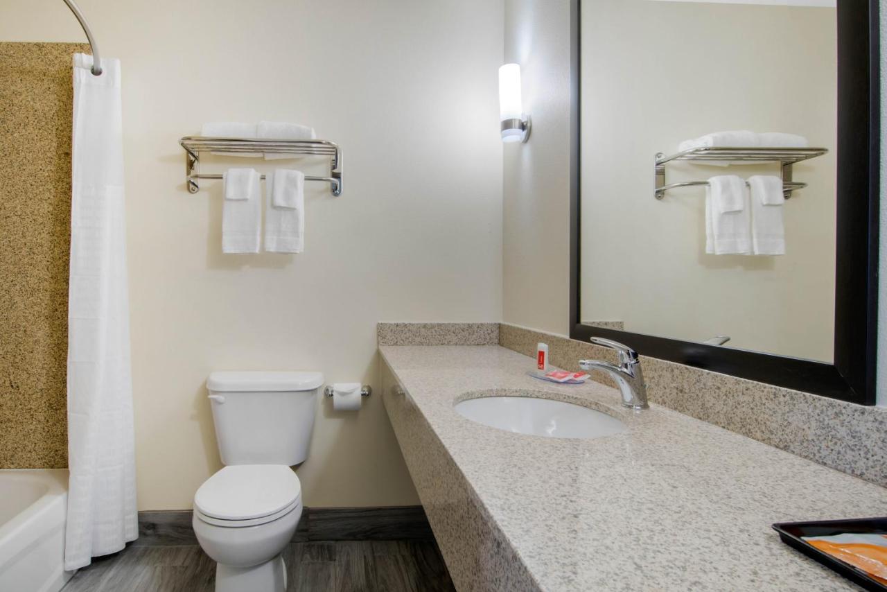 Econo Lodge Inn & Suites