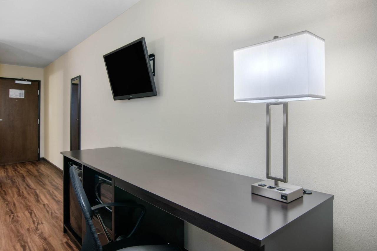 Econo Lodge Inn & Suites