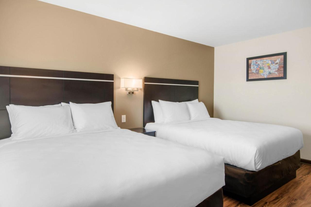 Econo Lodge Inn & Suites