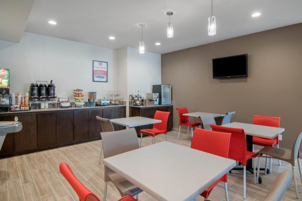 Econo Lodge Inn & Suites