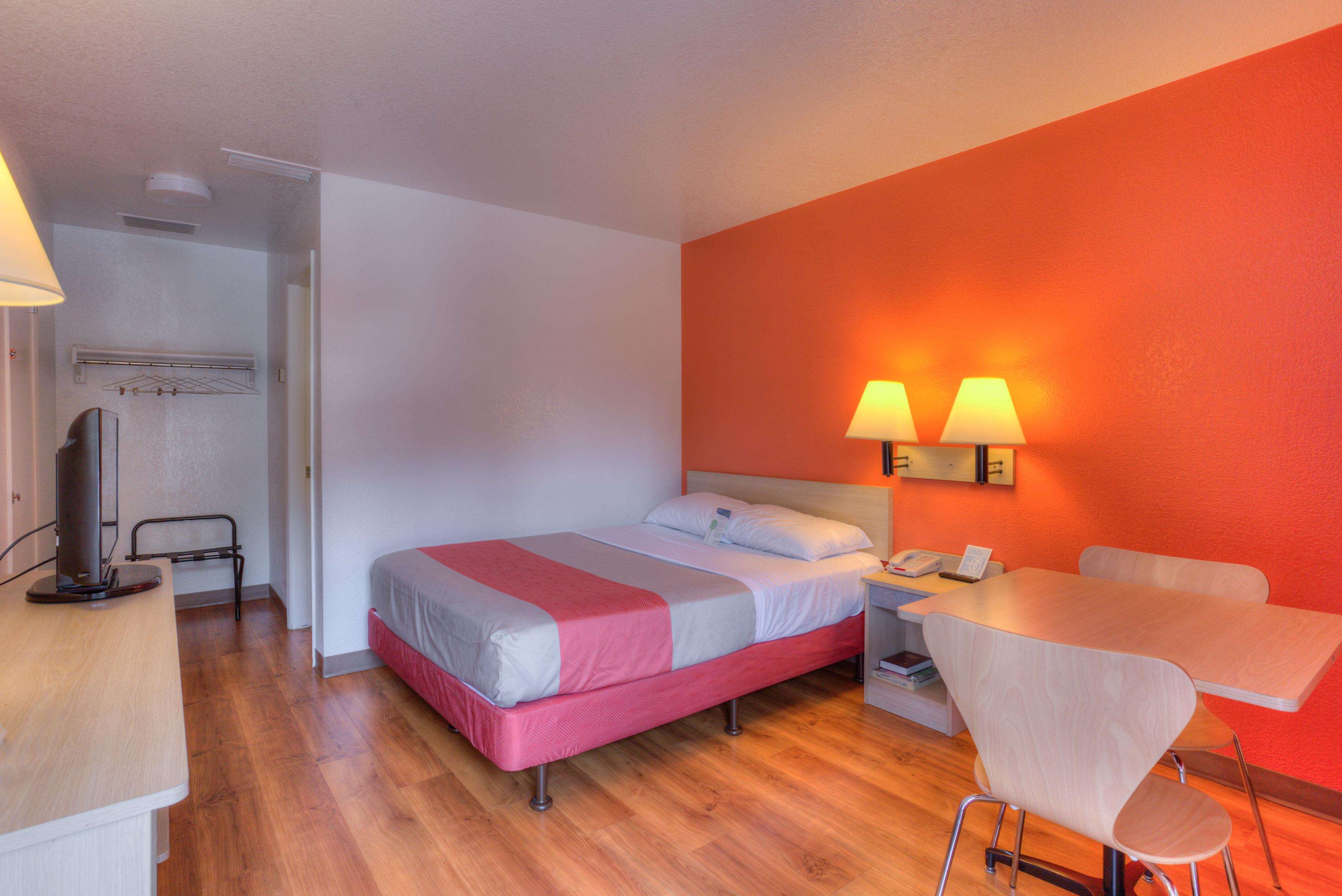 Motel 6 Tigard Or Portland South Lake Oswego