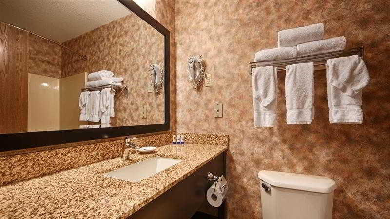 Best Western Plus Cascade Inn & Suites